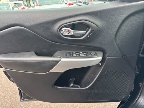 Used 2018 Jeep Cherokee Overland image 21