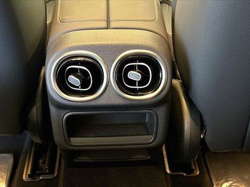 Used 2025 Mercedes-Benz GLC 300 image 24