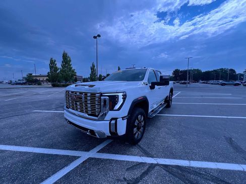 Used 2025 GMC Sierra 3500 Denali w/ Denali Reserve Package AWD/4WD image 4