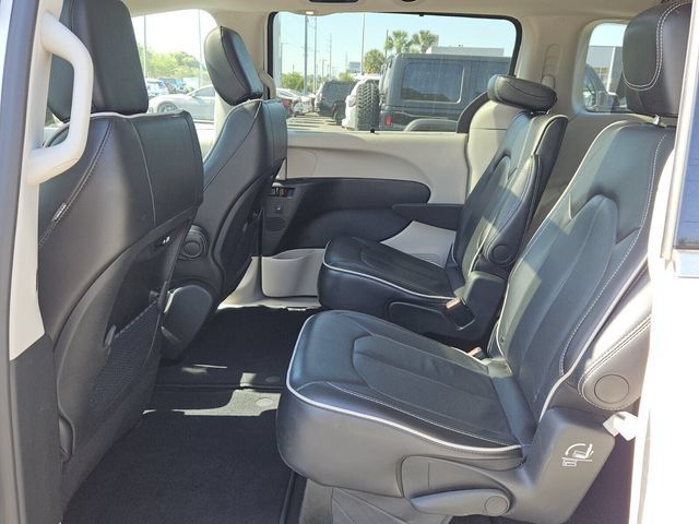 Used 2024 Chrysler Pacifica Limited FWD image 11