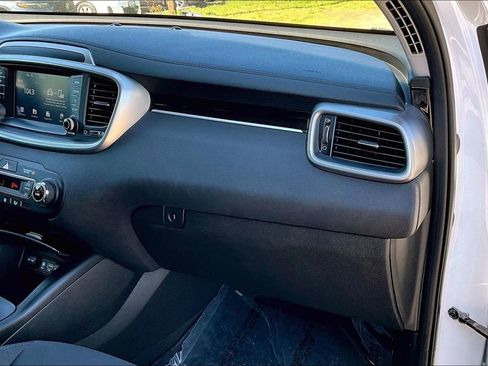 Used 2019 Kia Sorento LX image 19