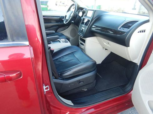 Used 2013 Chrysler Town & Country Touring-L image 18