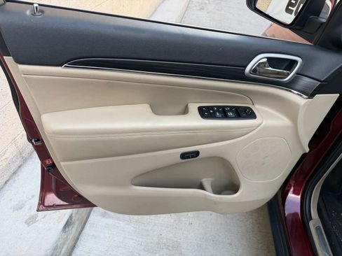 Used 2019 Jeep Grand Cherokee Limited image 13