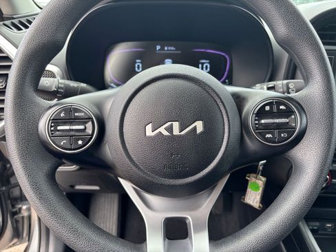 Used 2025 Kia Soul LX w/ LX Technology Package FWD image 25