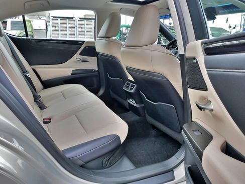 Used 2019 Lexus ES 300h w/ Accessory Package 2 image 11