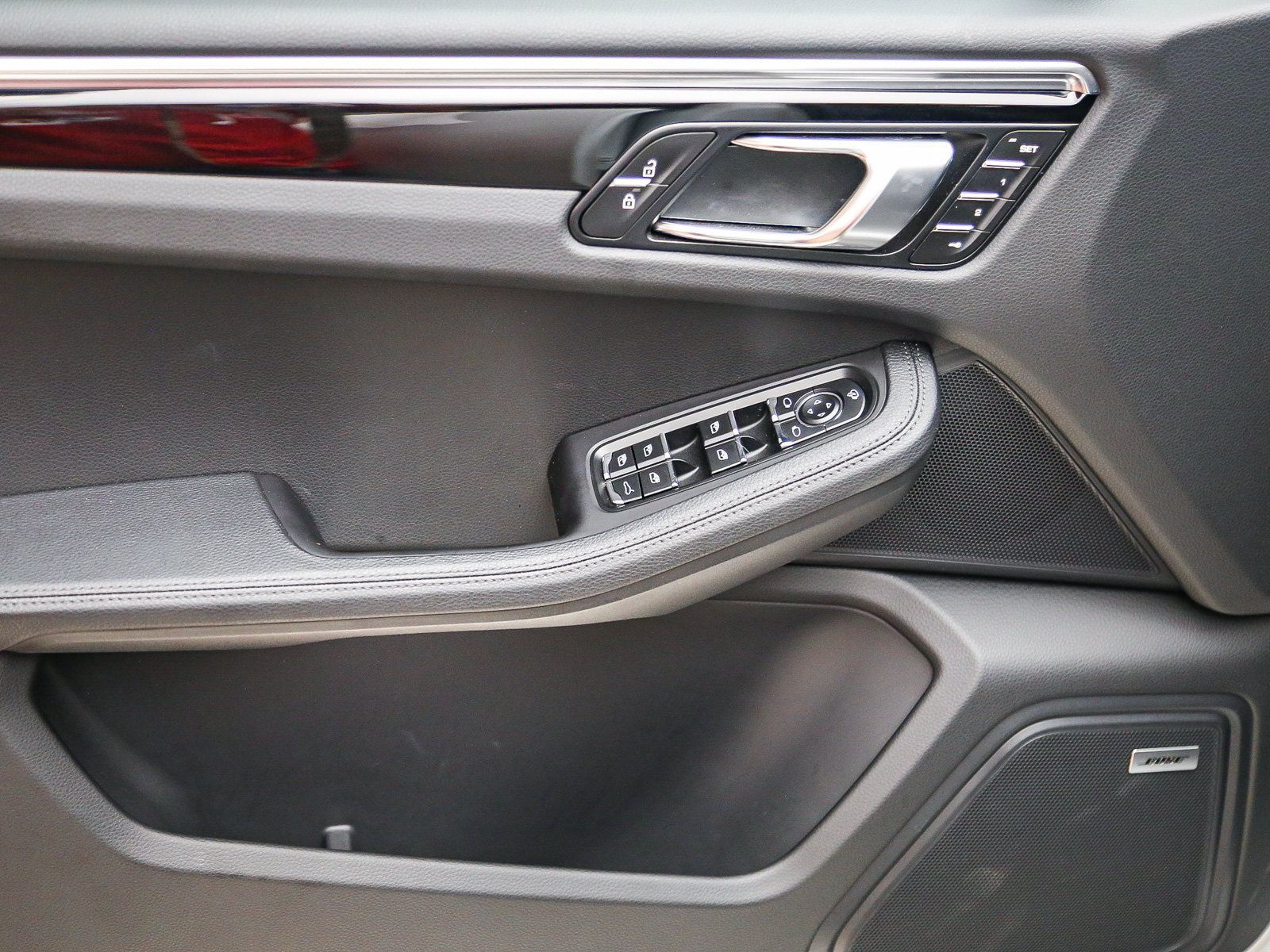 Certified 2025 Porsche Macan AWD/4WD image 28