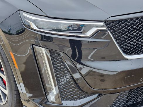 Certified 2023 Cadillac XT6 Sport w/ Technology Package AWD/4WD image 9