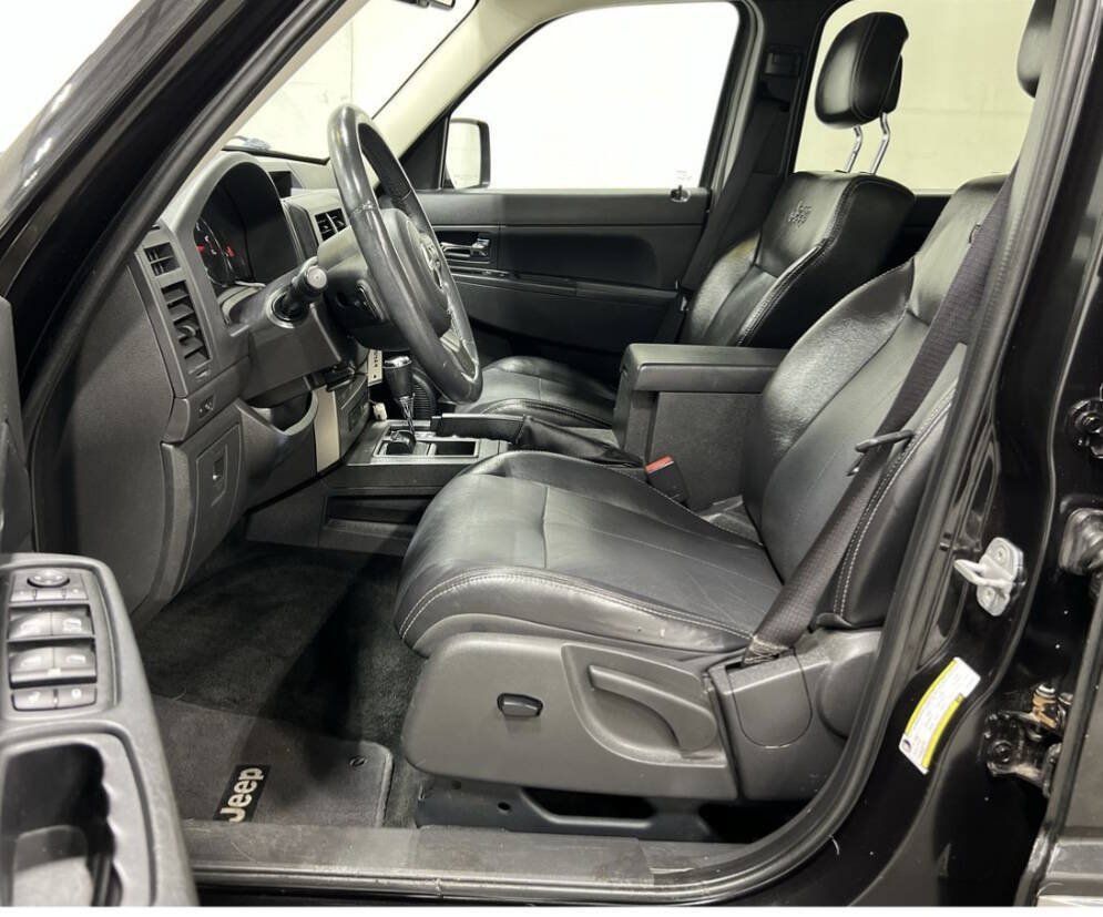 Used 2012 Jeep Liberty Sport AWD/4WD image 5