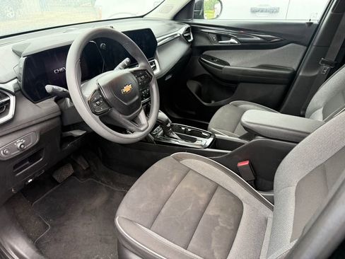 Used 2024 Chevrolet TrailBlazer LT w/ Driver Confidence Package FWD image 3