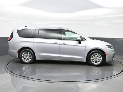 Used 2023 Chrysler Pacifica Touring-L FWD image 10
