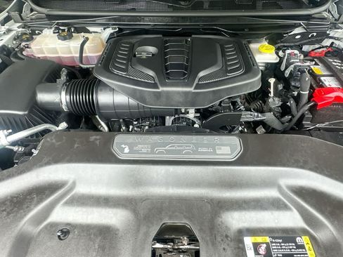 Used 2025 Jeep Wagoneer 4WD w/ Premium Group I image 12