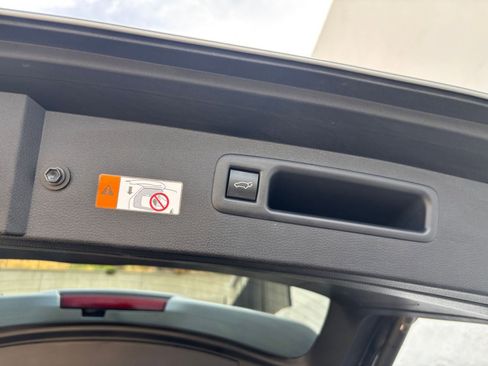 Used 2025 Toyota Highlander LE FWD image 23