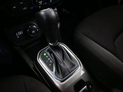 Used 2022 Jeep Renegade Latitude AWD/4WD image 21