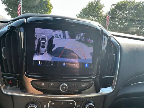 Used 2023 Chevrolet Traverse LT w/ LT Premium Package AWD/4WD image 18
