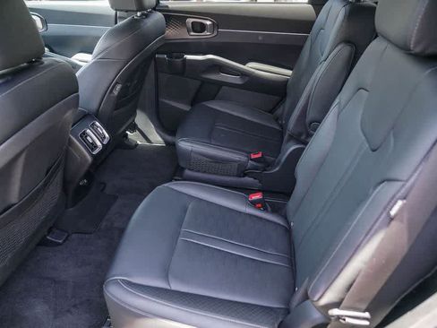 Certified 2025 Kia Sorento EX AWD/4WD image 17