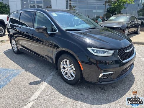 Used 2024 Chrysler Pacifica Touring-L FWD image 6
