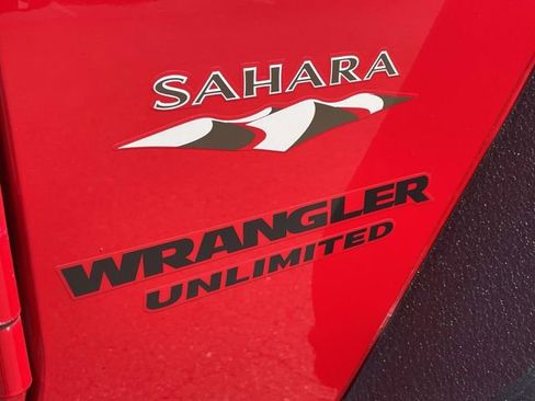 Used 2017 Jeep Wrangler Unlimited Sahara w/ Connectivity Group AWD/4WD image 9