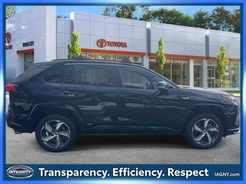 Used 2022 Toyota RAV4 SE w/ Weather & Moonroof Package image 5