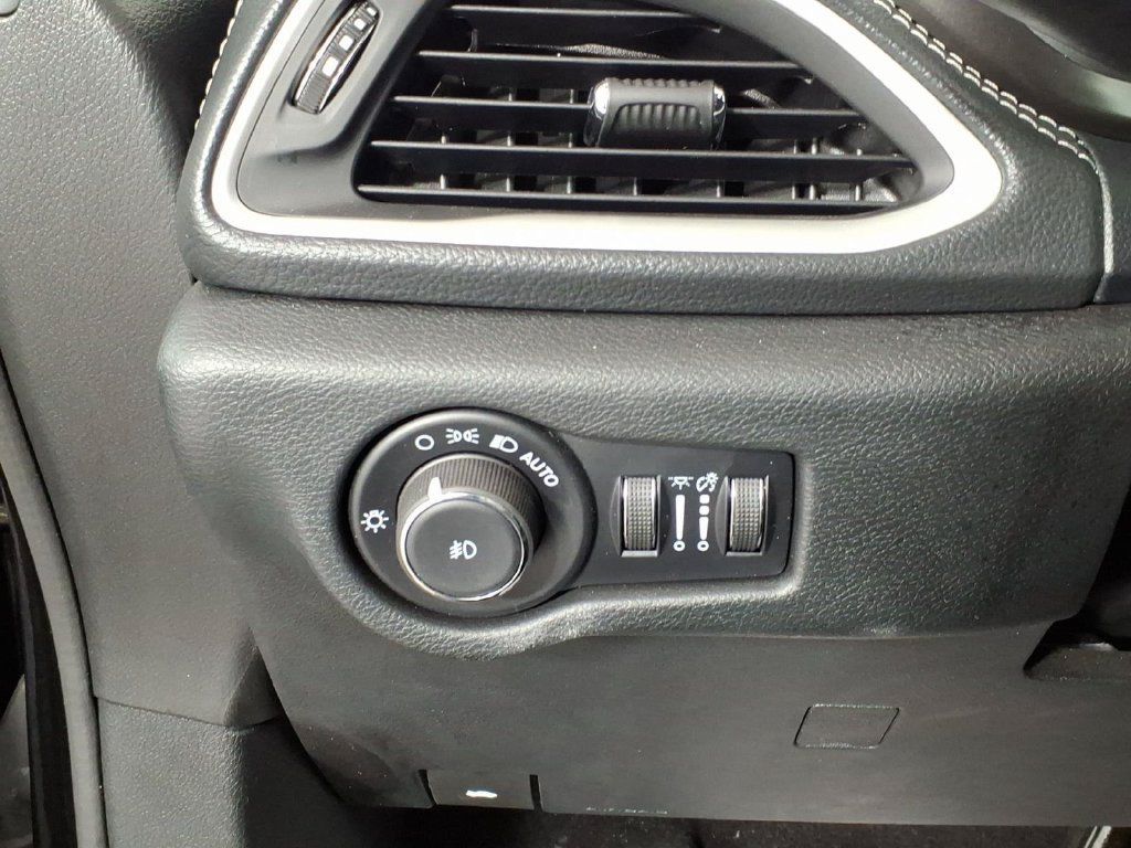 Used 2025 Chrysler Pacifica Select w/ Uconnect Theater Family Group FWD image 15