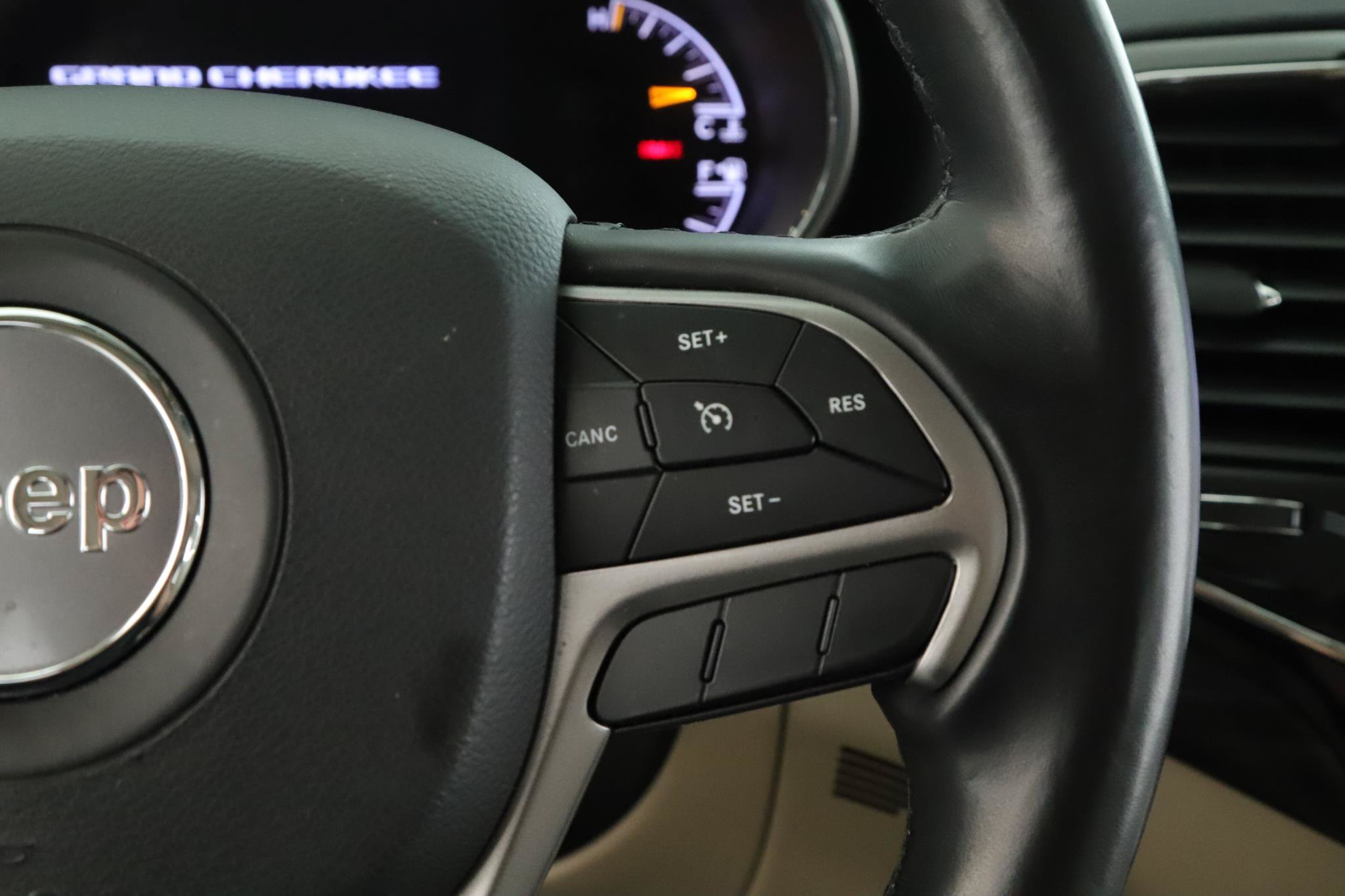 Certified 2022 Jeep Grand Cherokee Laredo E AWD/4WD image 8