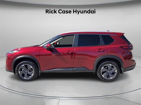 Used 2024 Nissan Rogue SV w/ SV Premium Package image 3