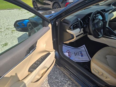 Used 2020 Toyota Camry LE FWD image 5