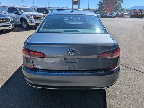 Used 2022 Volkswagen Passat 2.0T SE FWD image 4