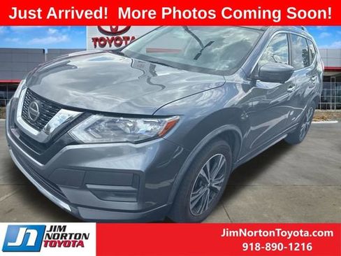 Used 2019 Nissan Rogue SV w/ Sun & Sound Touring Package FWD image 3