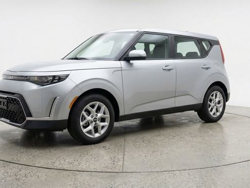 Used 2025 Kia Soul LX w/ LX Technology Package FWD image 3