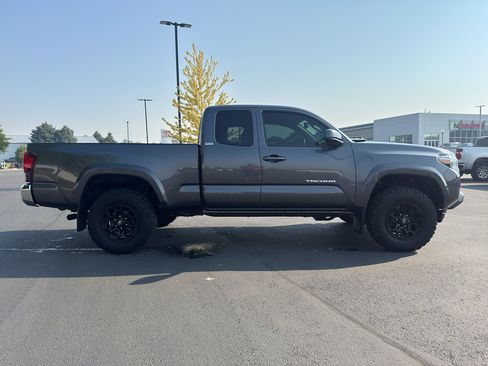 Used 2021 Toyota Tacoma SR5 AWD/4WD image 2