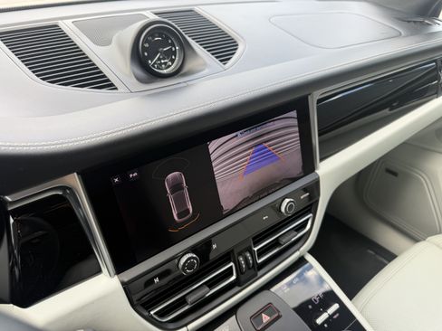 Certified 2024 Porsche Macan AWD/4WD image 31