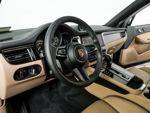 Certified 2025 Porsche Macan AWD image 4