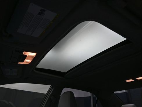 Used 2016 Toyota Camry XLE image 2