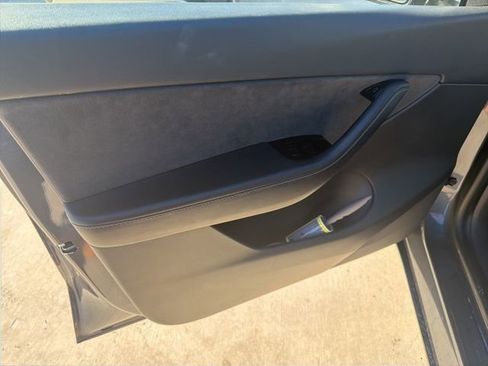 Used 2020 Tesla Model Y Long Range image 19