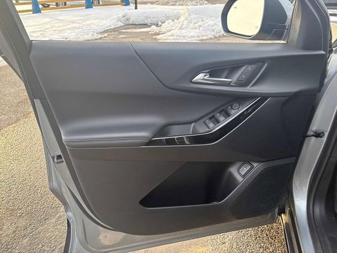 Used 2025 Chevrolet Equinox LT w/ Convenience Package II image 9