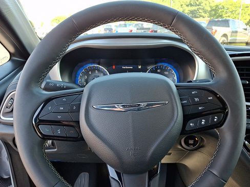 Used 2023 Chrysler Pacifica Touring FWD image 21