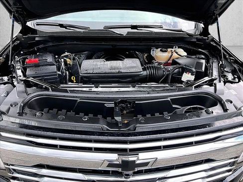 Used 2025 Chevrolet Suburban LT w/ Comfort Package RWD image 11