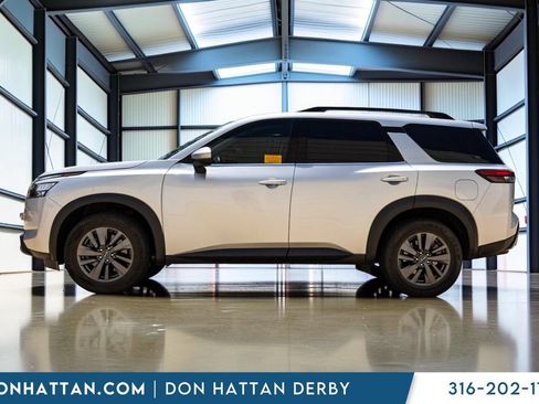 Used 2023 Nissan Pathfinder SV AWD/4WD image 3