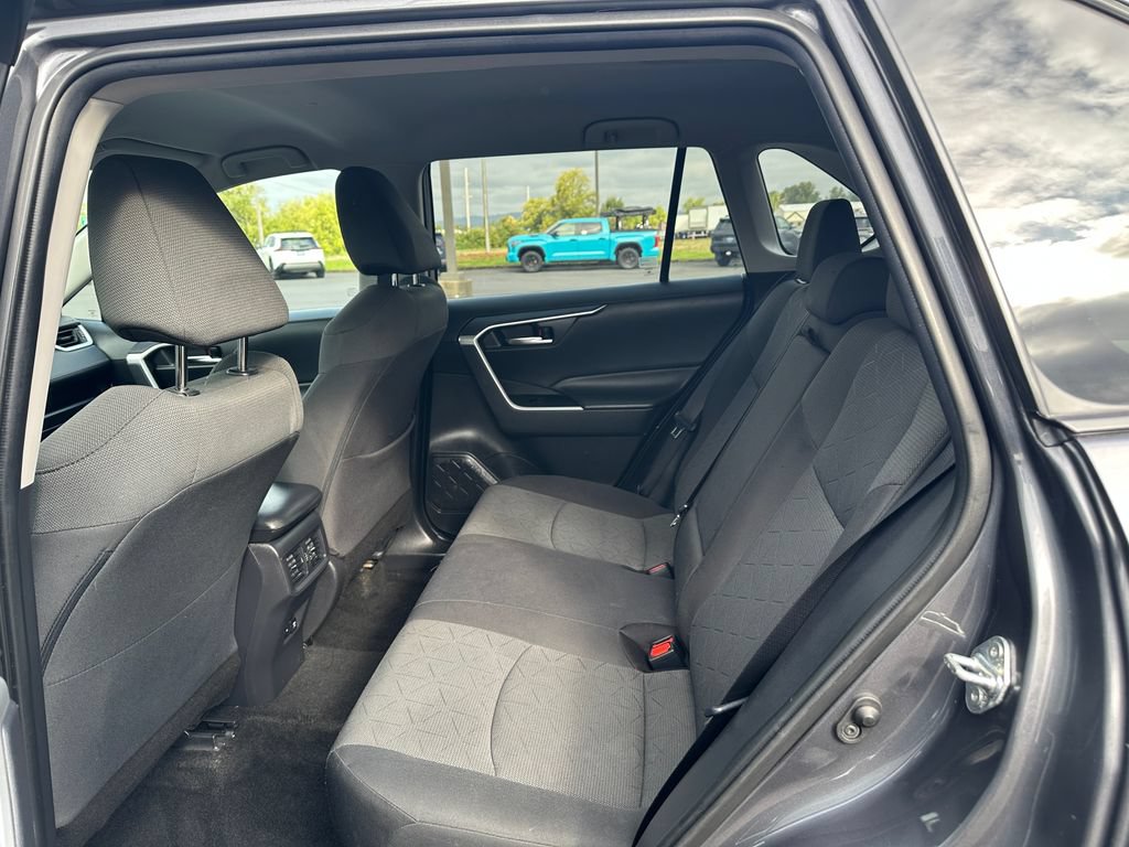 Used 2021 Toyota RAV4 XLE AWD/4WD image 11