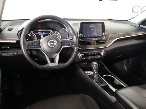 Used 2024 Nissan Altima 2.5 SV FWD image 2
