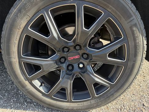 Used 2021 GMC Yukon Denali w/ Denali Premium Package image 17