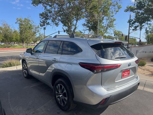 Certified 2021 Toyota Highlander XLE FWD image 3