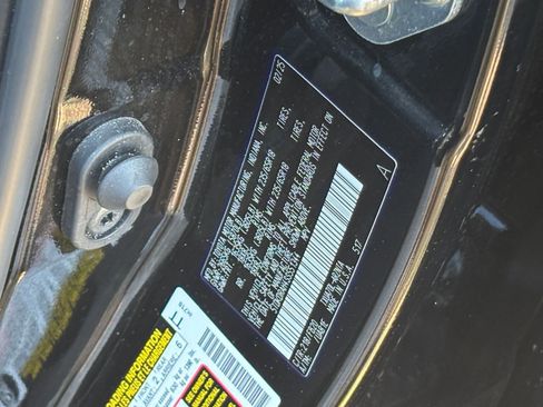 Used 2025 Toyota Highlander LE FWD image 31