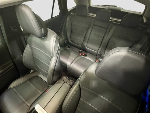 Used 2025 Mercedes-Benz GLC 350e 4MATIC w/ Advanced USB Package image 23