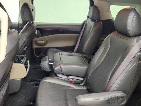 Used 2025 Kia Carnival FWD image 19