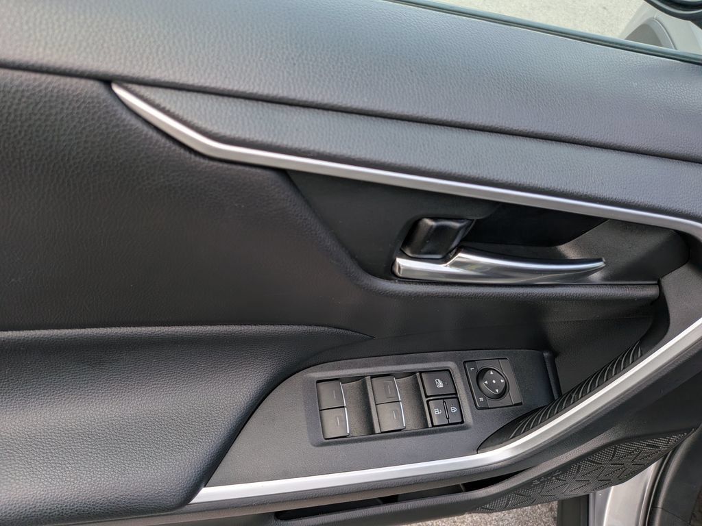 Used 2022 Toyota RAV4 XLE w/ Convenience Package FWD image 10