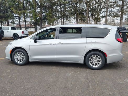 New 2026 Chrysler Pacifica Select image 9