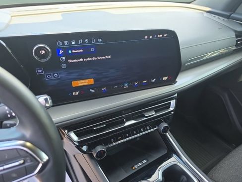 Used 2025 Chevrolet Traverse LT w/ LPO, Floor Liner Package FWD image 18