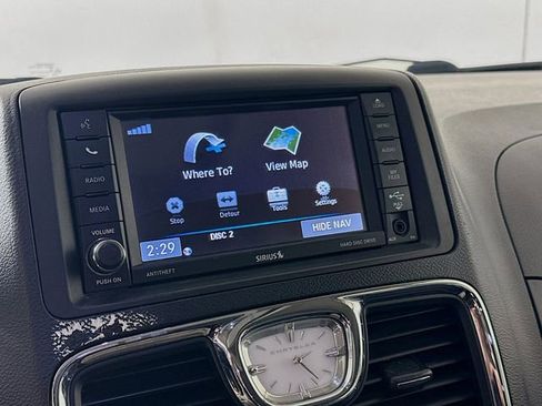 Used 2016 Chrysler Town & Country Touring-L image 16