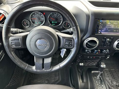 Used 2018 Jeep Wrangler Unlimited Sahara AWD/4WD image 15